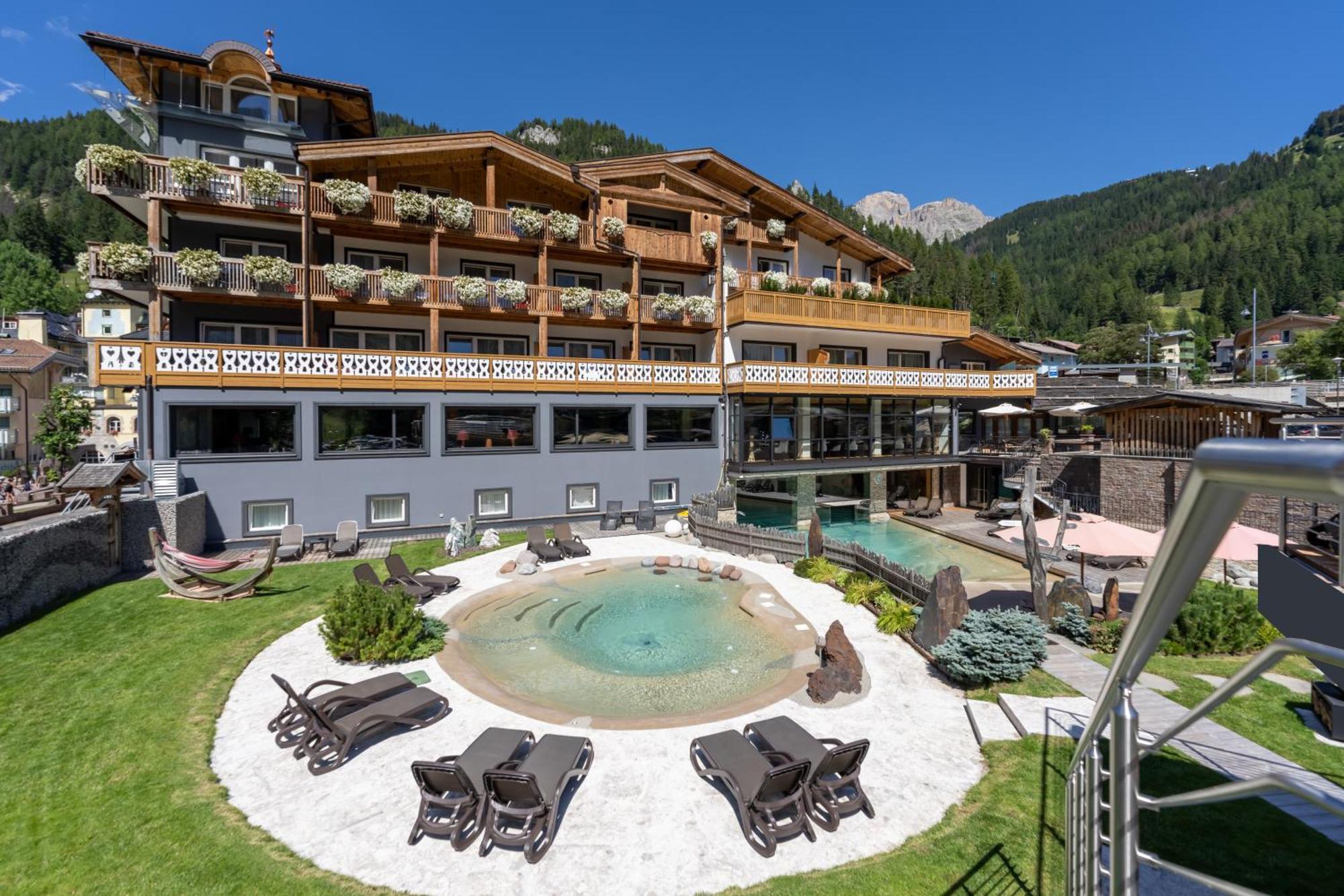 Croce Bianca Leisure & Spa Hotel Canazei Extérieur photo