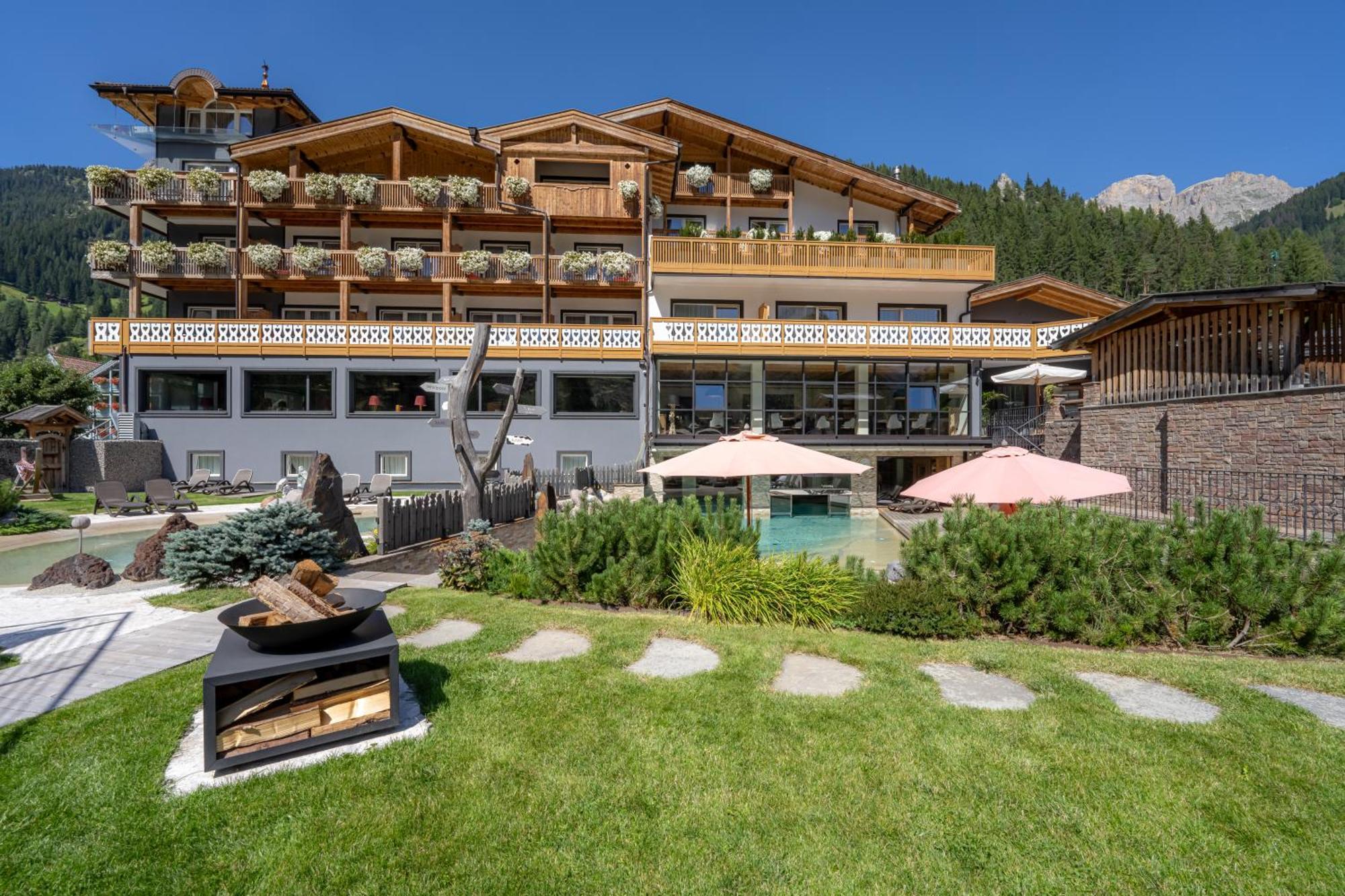 Croce Bianca Leisure & Spa Hotel Canazei Extérieur photo