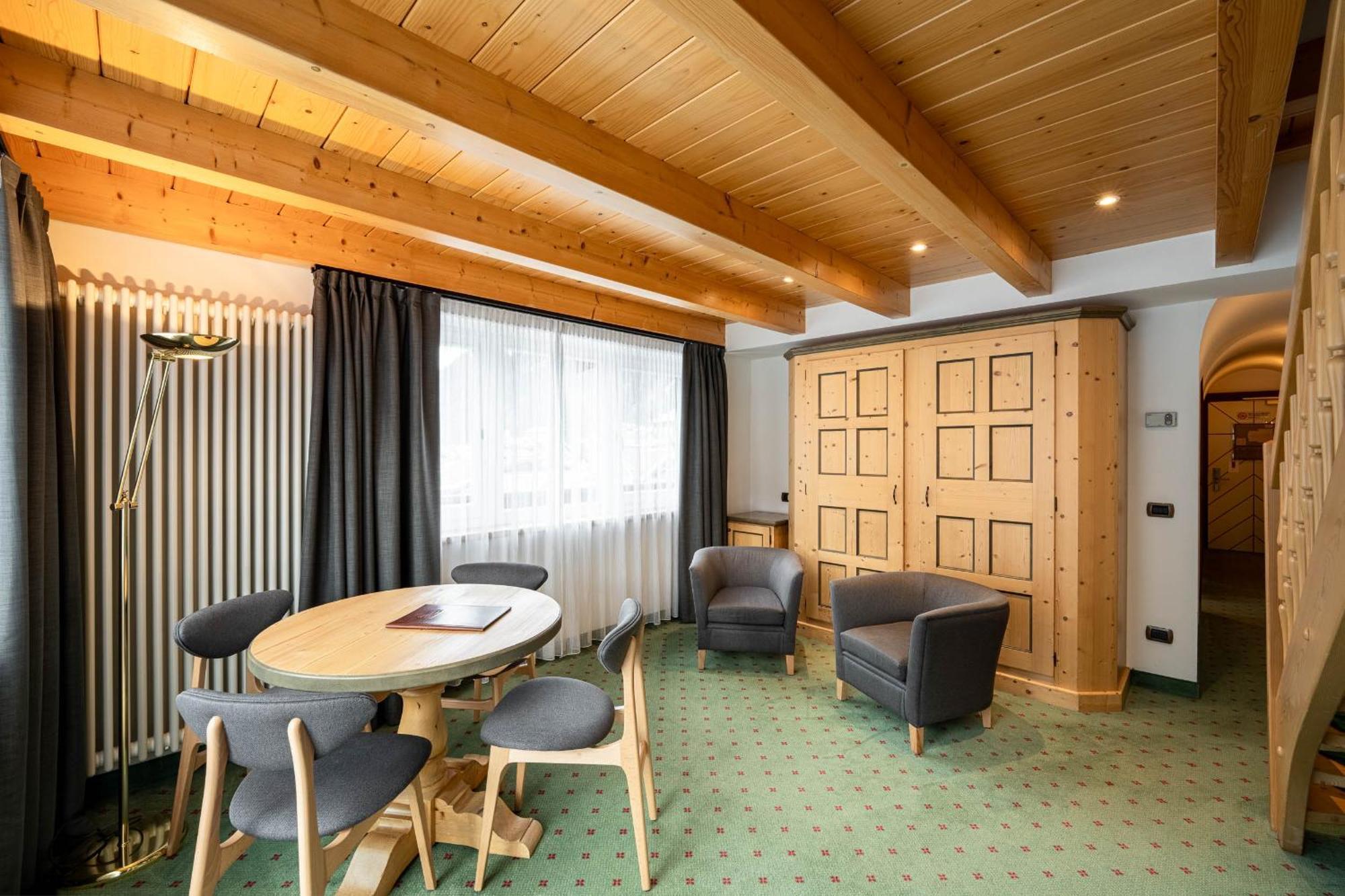 Croce Bianca Leisure & Spa Hotel Canazei Extérieur photo